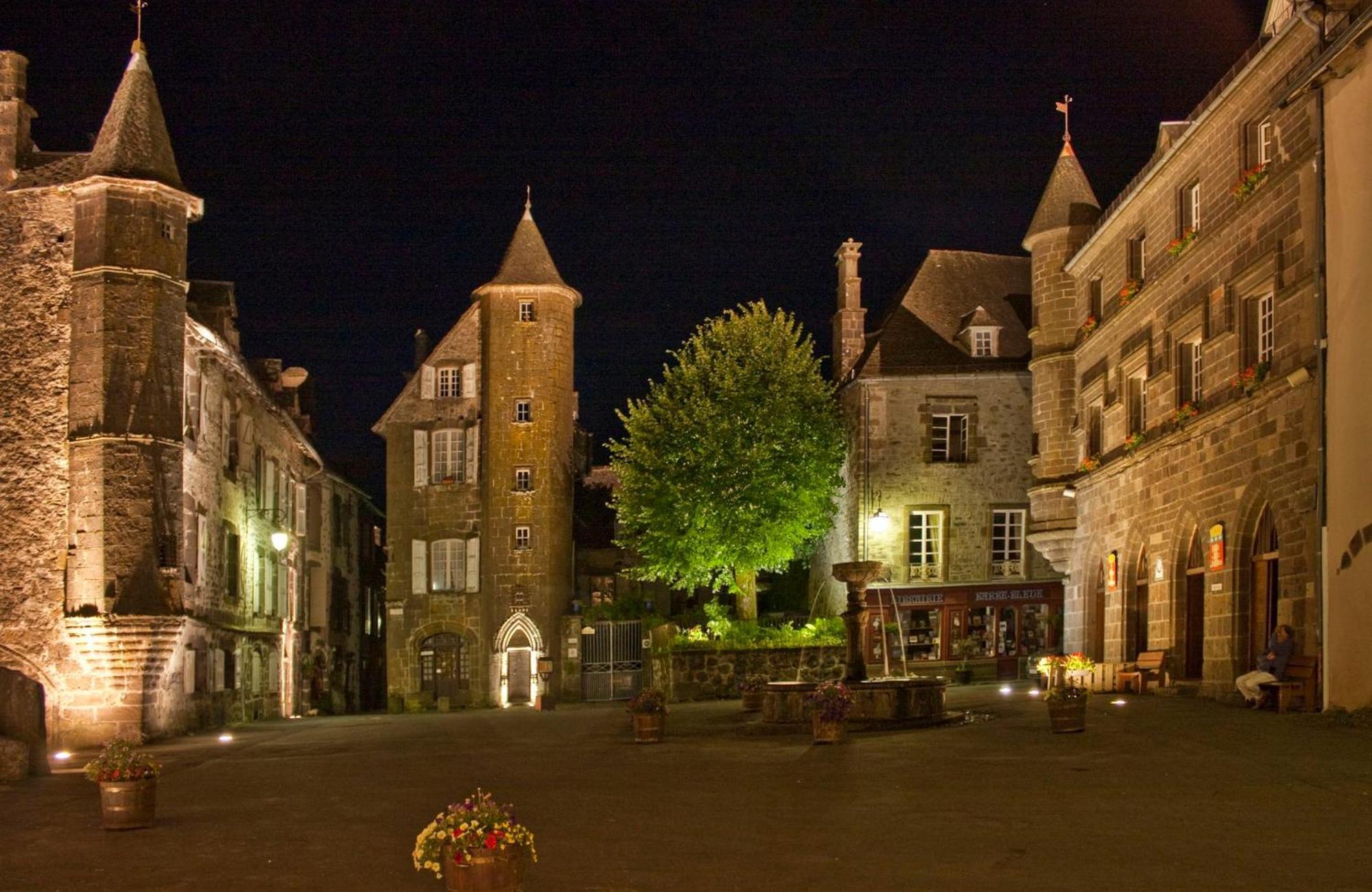Hôtel des Remparts Salers Exterior foto