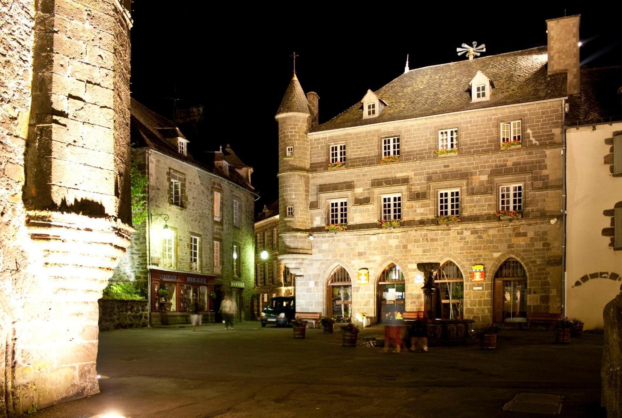 Hôtel des Remparts Salers Exterior foto